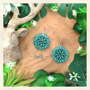 Shop beadwoven earrings @ Fensi jewelry boutique. Handmade by fenneke Smouter fancy sieraden oorbellen fashionista vintage charms