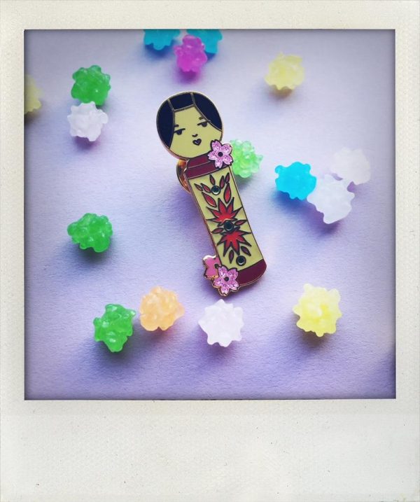 Originele Japanse Kokeshi Doll - Hard emaille pin - Afbeelding 4