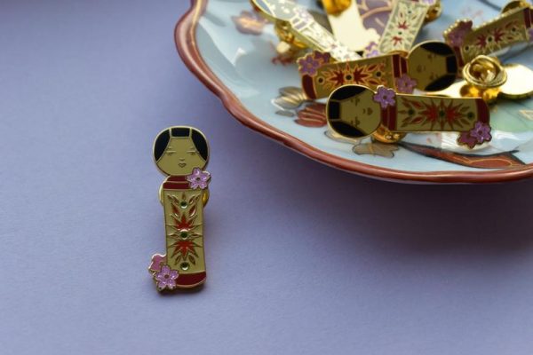 Originele Japanse Kokeshi Doll - Hard emaille pin