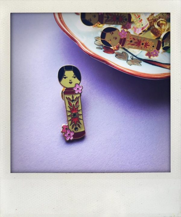 Originele Japanse Kokeshi Doll - Hard emaille pin - Afbeelding 3