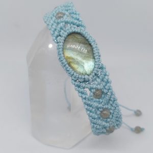 Carins Macrame armband lichtblauw Labradoriet