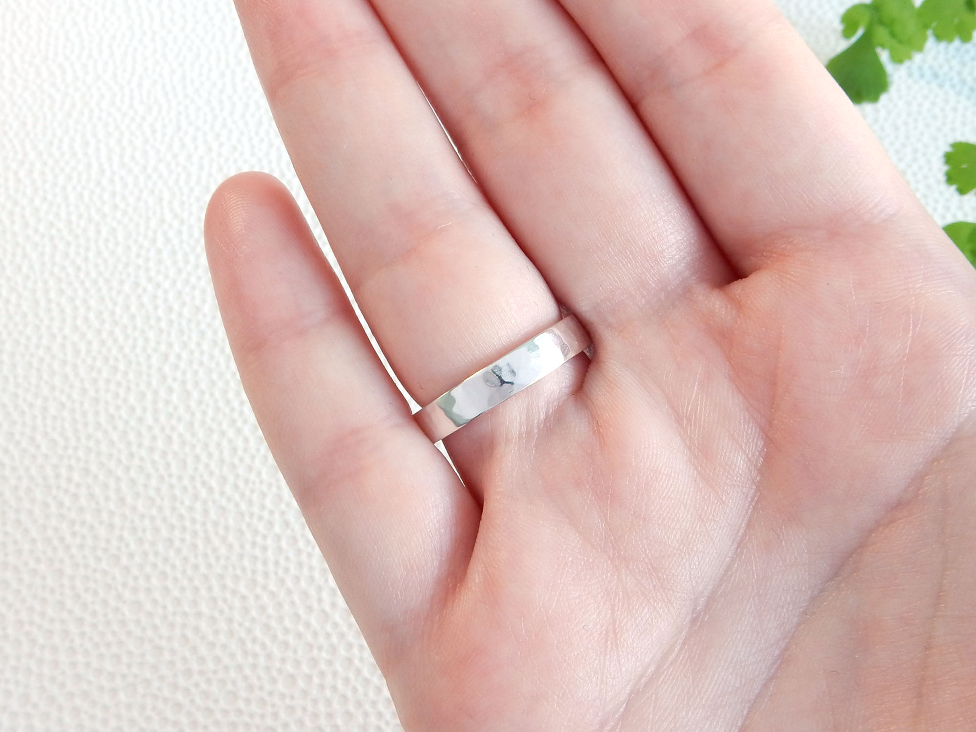 Zilveren ring 4mm sterling zilveren band ring gehamerd band ring 925 hamer afwerking gemaakt in het Verenigd Koninkrijk Sieraden Ringen Banden 