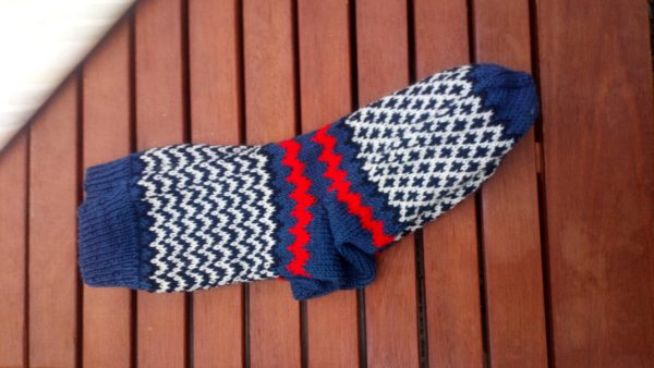 handgebreide sokken, navy, blauw met wit, rood