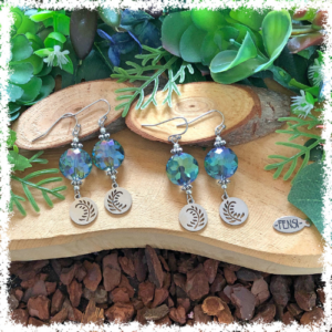 Hangoorbellen met bedels en kralen. Handgemaakt door FENSI Beads en Bijoux.
