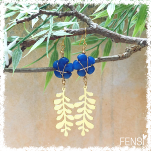 Hangoorbellen met bedels en kralen. Handgemaakt door FENSI Beads en Bijoux.