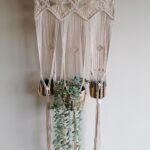 macrame muurhanger/plantenhanger. Het werkje is 45 cm breed zonder de stok meegerekend.