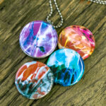 paars blauw oranje geel grijs en witte glas tinten ketting, cadeau voor zus, cadeau voor vriendin, cadeau voor haar, cadeau voor moeder, kunst foto voor je ketting, cadeau voor beste vriendin, art foto, arty foto,