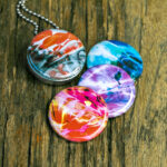 paars blauw oranje geel grijs en witte glas tinten ketting, cadeau voor zus, cadeau voor vriendin, cadeau voor haar, cadeau voor moeder, kunst foto voor je ketting, cadeau voor beste vriendin, art foto, arty foto,