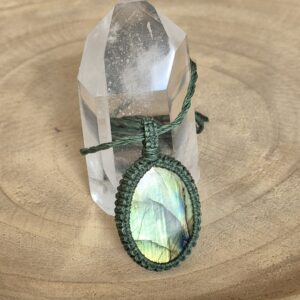 Carin's Macramé ketting groen met Labradoriet