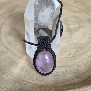 Carin's Macramé ketting zwart met Amethist