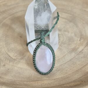 Carin's Macramé ketting groen met Rozenkwarts