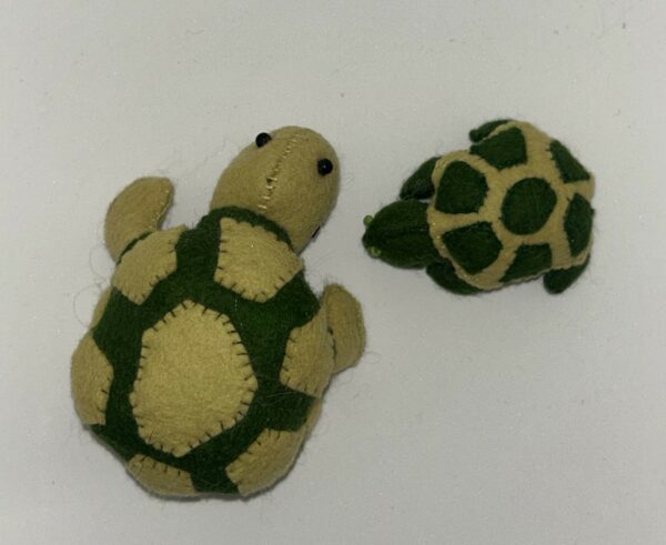 schildpadjes familie als deco of speldenkussentjes
