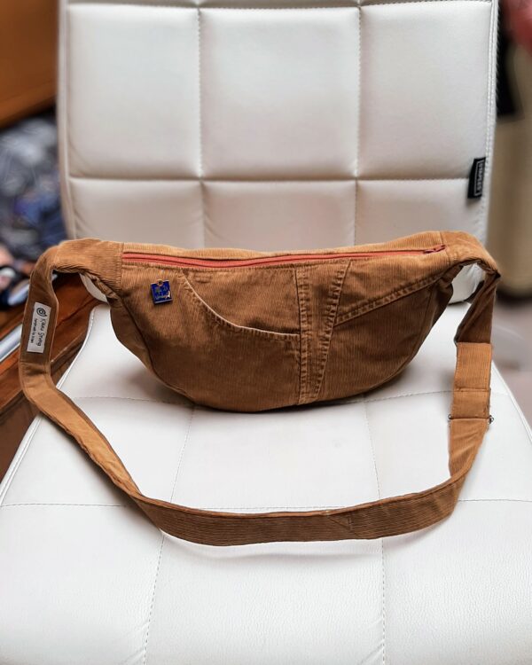 Kidukusewing - Slingbag bruin ribfluweel