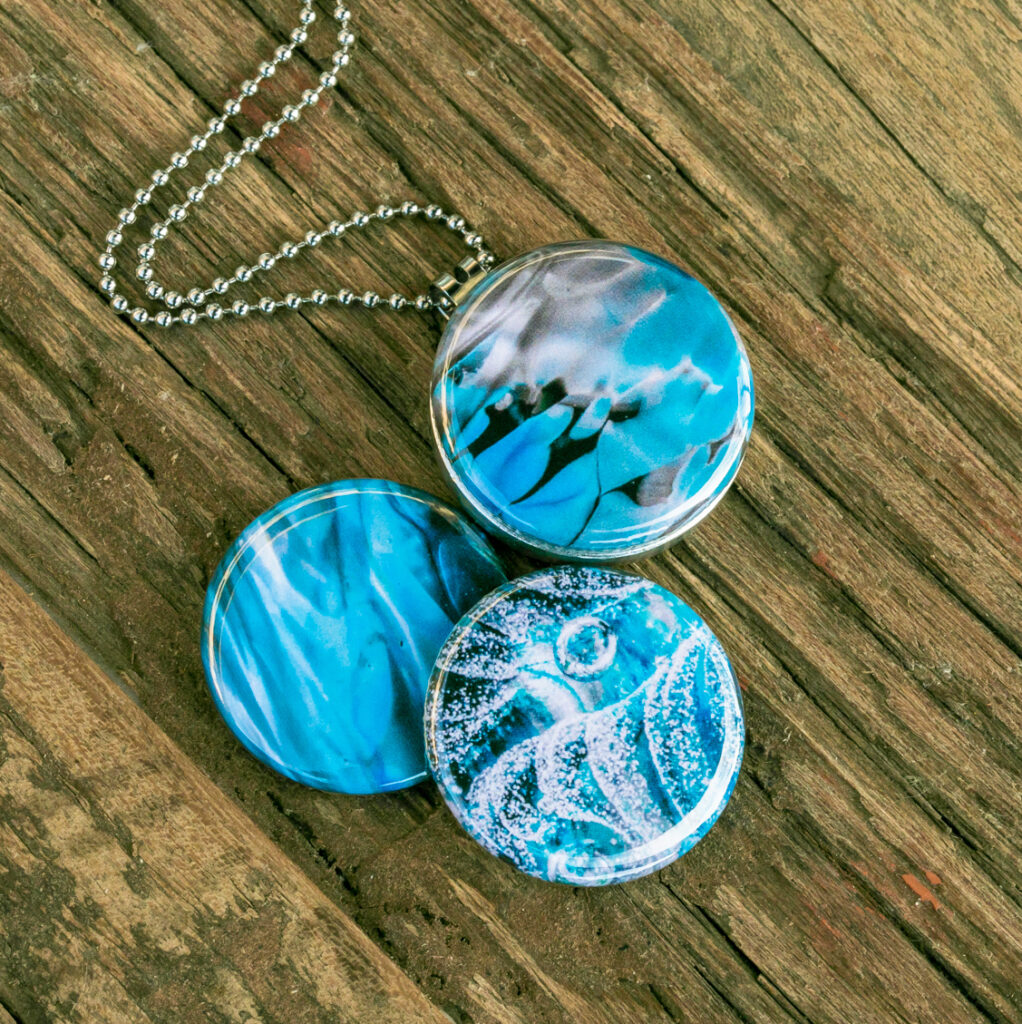 magische wateren, magische water tinten, spacy kleuren, diep ijzig blauw, zomers aqua blauw en diep blauw magische tinten voor jouw hanger, ijs blauw magische tinten, azuur blauw en ijzig blauw. Water bellen en bubbels. Foto medaillon met gratis twee foto afdrukken op maat