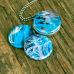 magische wateren, magische water tinten, spacy kleuren, diep ijzig blauw, zomers aqua blauw en diep blauw magische tinten voor jouw hanger, ijs blauw magische tinten, azuur blauw en ijzig blauw. Water bellen en bubbels. Foto medaillon met gratis twee foto afdrukken op maat