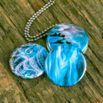 magische wateren, magische water tinten, spacy kleuren, diep ijzig blauw, zomers aqua blauw en diep blauw magische tinten voor jouw hanger, ijs blauw magische tinten, azuur blauw en ijzig blauw. Water bellen en bubbels. Foto medaillon met gratis twee foto afdrukken op maat