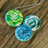 zacht groen blauw, donker blauw en lime groene tinten ketting, cadeau voor zus, cadeau voor vriendin, cadeau voor haar, cadeau voor moeder, magische foto, grafische vormen foto voor je ketting