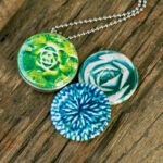 zacht groen blauw, donker blauw en lime groene tinten ketting, cadeau voor zus, cadeau voor vriendin, cadeau voor haar, cadeau voor moeder, magische foto, grafische vormen foto voor je ketting