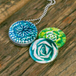 zacht groen blauw en donker blauw en paarse tinten ketting, cadeau voor zus, cadeau voor vriendin, cadeau voor haar, cadeau voor moeder, magische foto, grafische vormen foto voor je ketting