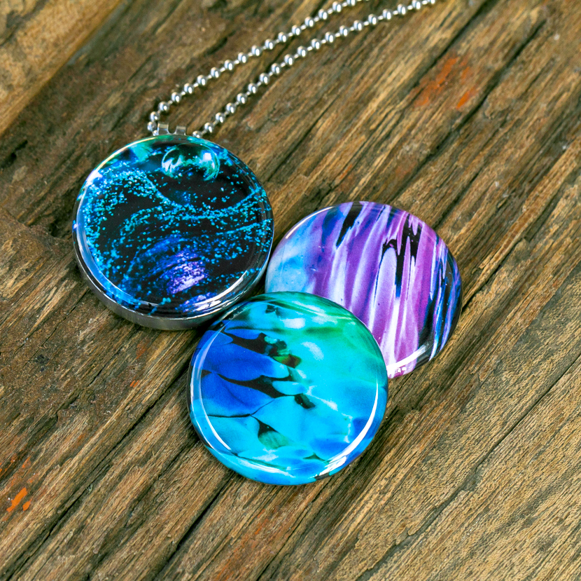 magische wateren, magische water tinten, spacy kleuren, diep paars en diep blauw magische tinten voor jouw hanger, lila paarse magische tinten, azuur blauw en groen. Water bellen en bubbels. Foto medaillon met gratis twee foto afdrukken op maat
