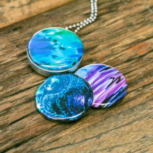 magische wateren, magische water tinten, spacy kleuren, diep paars en diep blauw magische tinten voor jouw hanger, lila paarse magische tinten, azuur blauw en groen. Water bellen en bubbels. Foto medaillon met gratis twee foto afdrukken op maat