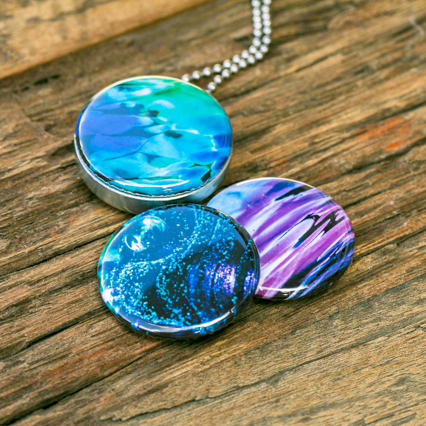 magische wateren, magische water tinten, spacy kleuren, diep paars en diep blauw magische tinten voor jouw hanger, lila paarse magische tinten, azuur blauw en groen. Water bellen en bubbels. Foto medaillon met gratis twee foto afdrukken op maat