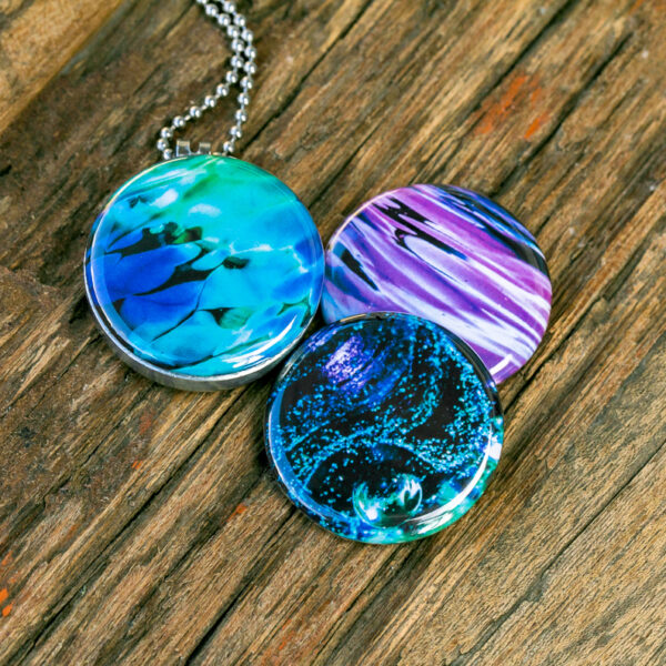 magische wateren, magische water tinten, spacy kleuren, diep paars en diep blauw magische tinten voor jouw hanger, lila paarse magische tinten, azuur blauw en groen. Water bellen en bubbels. Foto medaillon met gratis twee foto afdrukken op maat