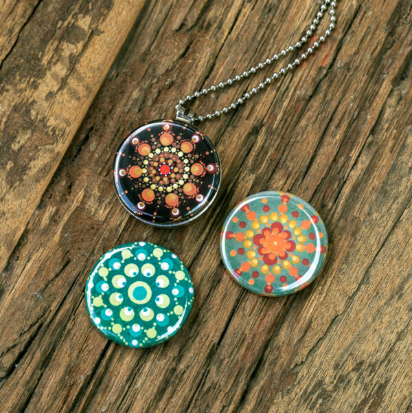 uniek handwerk motief voor op jouw ketting,stip kunst sieraden,art sieraden,art medaillon,kunst medaillon, stippen kunst, handgemaakt medaillon, cadeau voor vriendin,cadeau voor zus, dotting art, cadeau voor moeder, cadeau voor dochter, kado voor vriendin