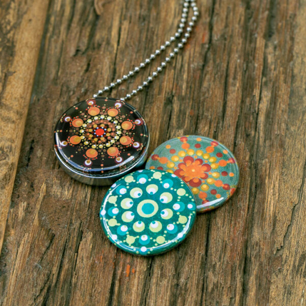 uniek handwerk motief voor op jouw ketting,stip kunst sieraden,art sieraden,art medaillon,kunst medaillon, stippen kunst, handgemaakt medaillon, cadeau voor vriendin,cadeau voor zus, dotting art, cadeau voor moeder, cadeau voor dochter, kado voor vriendin