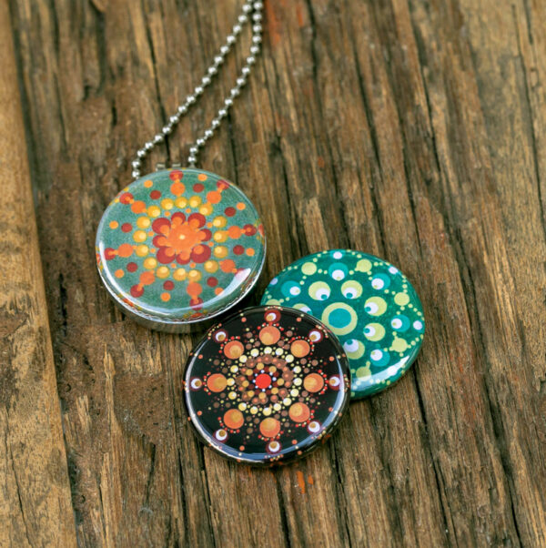 uniek handwerk motief voor op jouw ketting,stip kunst sieraden,art sieraden,art medaillon,kunst medaillon, stippen kunst, handgemaakt medaillon, cadeau voor vriendin,cadeau voor zus, dotting art, cadeau voor moeder, cadeau voor dochter, kado voor vriendin