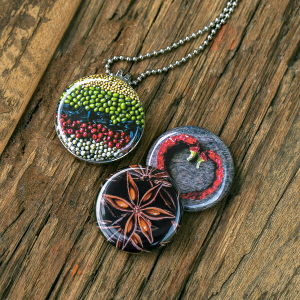 kruiden medaillon,rode pepers orientaalse kruiden ketting,orientaanse verse kruiden,anijssterren, anijsster, verzamelijk kruiden, kruiden kunst, kado voor vriendin, cadeau voor dochter,cadeau voor zus, kado voor moeder, warme kruiden, sieraden met kruiden,
