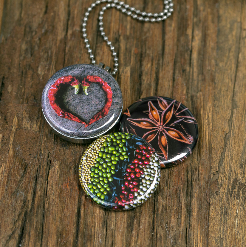 kruiden medaillon,rode pepers orientaalse kruiden ketting,orientaanse verse kruiden,anijssterren, anijsster, verzamelijk kruiden, kruiden kunst, kado voor vriendin, cadeau voor dochter,cadeau voor zus, kado voor moeder, warme kruiden, sieraden met kruiden,