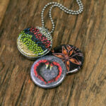 kruiden medaillon,rode pepers orientaalse kruiden ketting,orientaanse verse kruiden,anijssterren, anijsster, verzamelijk kruiden, kruiden kunst, kado voor vriendin, cadeau voor dochter,cadeau voor zus, kado voor moeder, warme kruiden, sieraden met kruiden,