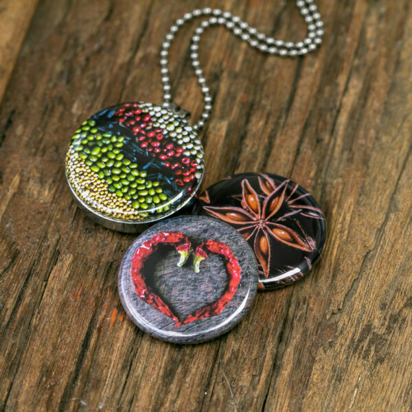 kruiden medaillon,rode pepers orientaalse kruiden ketting,orientaanse verse kruiden,anijssterren, anijsster, verzamelijk kruiden, kruiden kunst, kado voor vriendin, cadeau voor dochter,cadeau voor zus, kado voor moeder, warme kruiden, sieraden met kruiden,