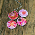 felle kleuren bloemen ketting, frisse tinten bloemen ketting, lente bloemen,zomer bloemen,zacht roze,zalm,geel, lila, pink en witte bloemen voor je ketting,kado voor mama, cadeau voor moeder,cadeau voor vriendin,kado voor beste vriendin,kado voor zus, cadeau voor dochter,foto cadeau, fotokado idee, foto cadeau, kunst fotografie,tuin fotografie, tuinbloemen ketting,bloemen feest