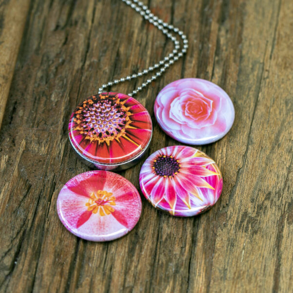felle kleuren bloemen ketting, frisse tinten bloemen ketting, lente bloemen,zomer bloemen,zacht roze,zalm,geel, lila, pink en witte bloemen voor je ketting,kado voor mama, cadeau voor moeder,cadeau voor vriendin,kado voor beste vriendin,kado voor zus, cadeau voor dochter,foto cadeau, fotokado idee, foto cadeau, kunst fotografie,tuin fotografie, tuinbloemen ketting,bloemen feest