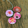 felle kleuren bloemen ketting, frisse tinten bloemen ketting, lente bloemen,zomer bloemen,zacht roze,zalm,geel, lila, pink en witte bloemen voor je ketting,kado voor mama, cadeau voor moeder,cadeau voor vriendin,kado voor beste vriendin,kado voor zus, cadeau voor dochter,foto cadeau, fotokado idee, foto cadeau, kunst fotografie,tuin fotografie, tuinbloemen ketting,bloemen feest