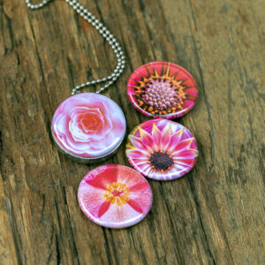 felle kleuren bloemen ketting, frisse tinten bloemen ketting, lente bloemen,zomer bloemen,zacht roze,zalm,geel, lila, pink en witte bloemen voor je ketting,kado voor mama, cadeau voor moeder,cadeau voor vriendin,kado voor beste vriendin,kado voor zus, cadeau voor dochter,foto cadeau, fotokado idee, foto cadeau, kunst fotografie,tuin fotografie, tuinbloemen ketting,bloemen feest