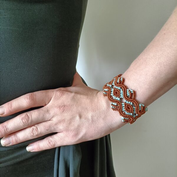 Stoer & vrouwelijk...Micromacramé Armband Daisy - Afbeelding 2