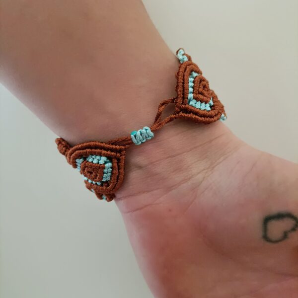 Stoer & vrouwelijk...Micromacramé Armband Daisy - Afbeelding 3