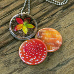 Fotomedaillon ketting/medaillon ketting met close up foto`s van herfst in rood geel en oranje. Roest vrij stalen ketting,rvs medaillon,roestvrij staal medaillon. Voor het dicht bij je dragen van je favoriete foto.