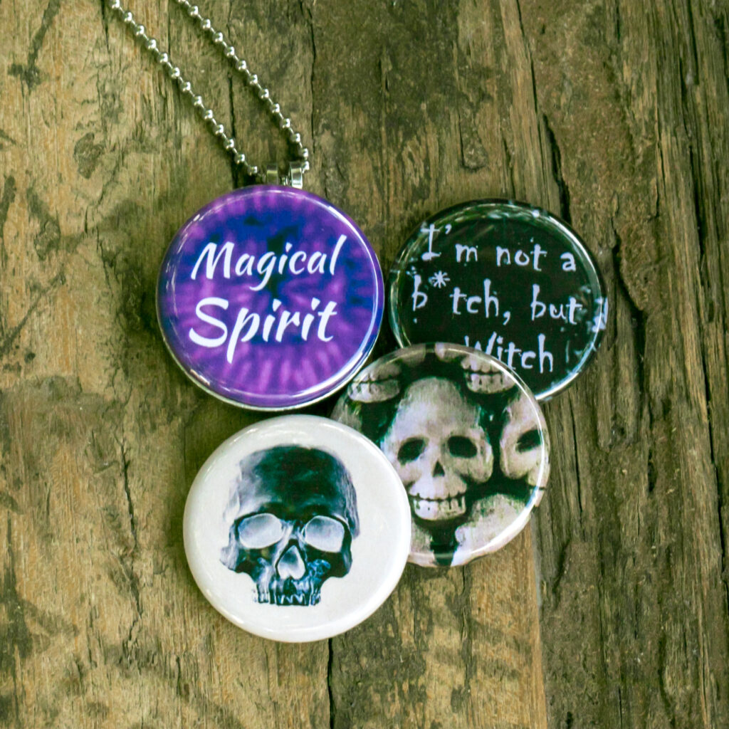 Roestvrij stalen fotomedaillon ketting met drie verschillende verwisselbare voorkanten met griezelige foto`s van griezelige halloween items,spooky halloween ketting.Rvs/roesvrij stalen fotomedaillon.