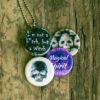 Roestvrij stalen fotomedaillon ketting met drie verschillende verwisselbare voorkanten met griezelige foto`s van griezelige halloween items,spooky halloween ketting.Rvs/roesvrij stalen fotomedaillon.