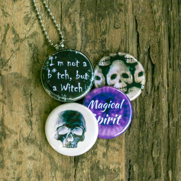 Roestvrij stalen fotomedaillon ketting met drie verschillende verwisselbare voorkanten met griezelige foto`s van griezelige halloween items,spooky halloween ketting.Rvs/roesvrij stalen fotomedaillon.