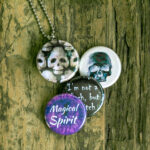 Roestvrij stalen fotomedaillon ketting met drie verschillende verwisselbare voorkanten met griezelige foto`s van griezelige halloween items,spooky halloween ketting.Rvs/roesvrij stalen fotomedaillon.