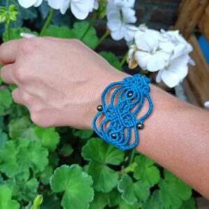 Armband Queeny – Donker Turquoise Macramé Armband met Bijzondere Sluiting