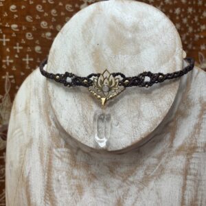 lotus met bergkristal chocker