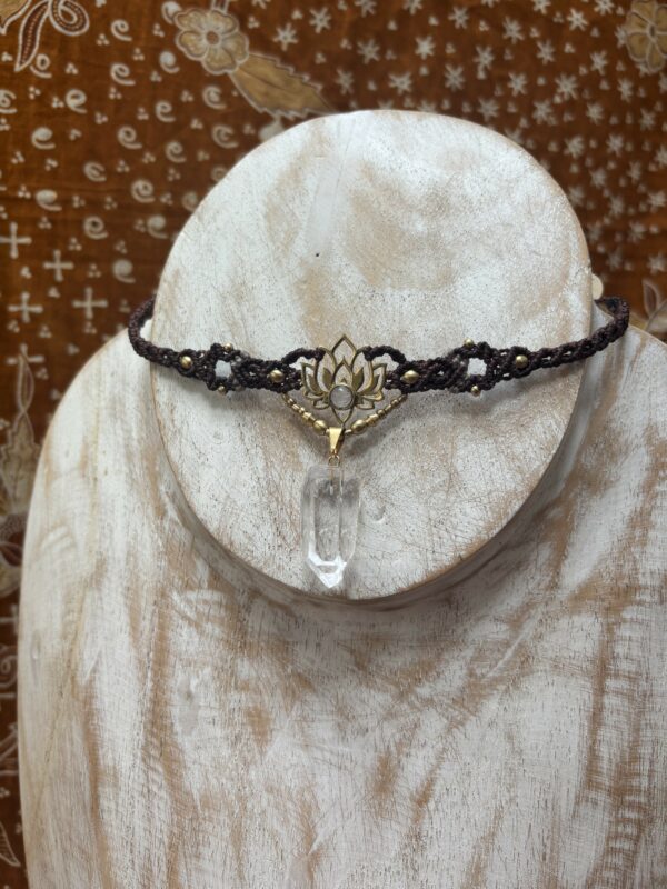 lotus met bergkristal chocker