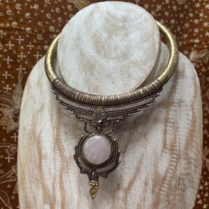 brass chocker met rozenquarts en heldere bergkristal.