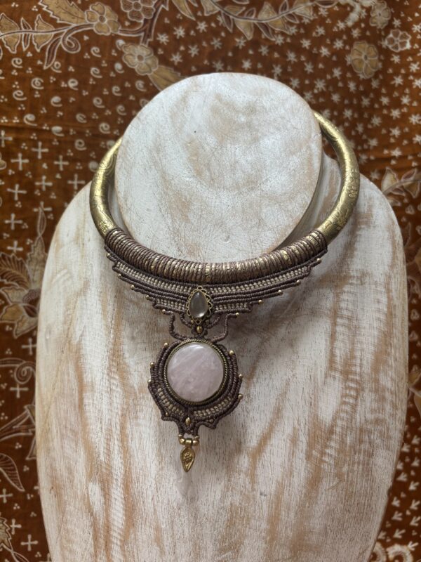 brass chocker met rozenquarts en heldere bergkristal.